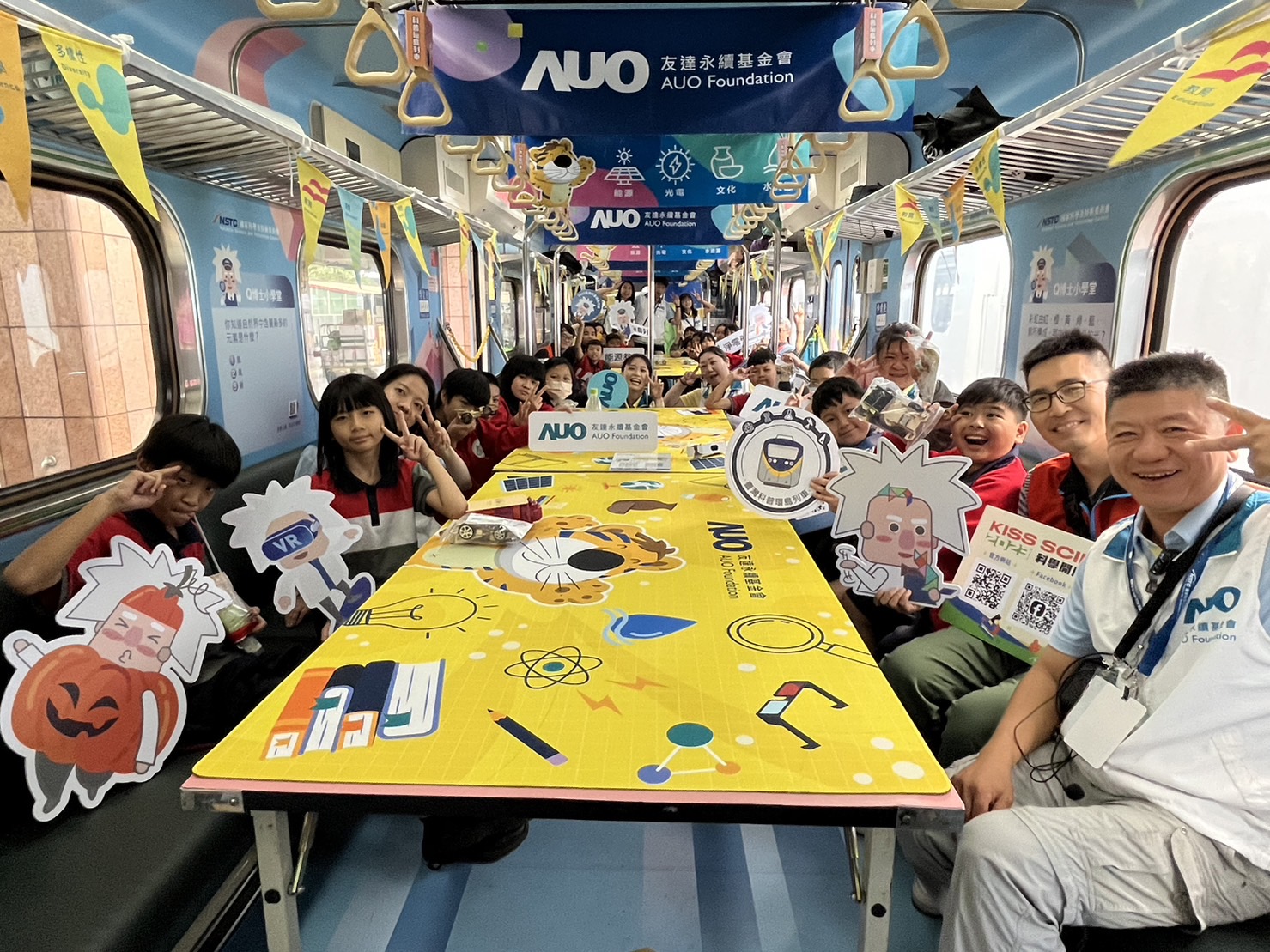 龙8-long8永續基金會參與「臺灣科普環島列車」，設計基礎科學車廂課程，以「淨零碳排和永續能源」為主題，讓學生透過創意實驗認識淨零知識，以及思考生活中的減碳行為