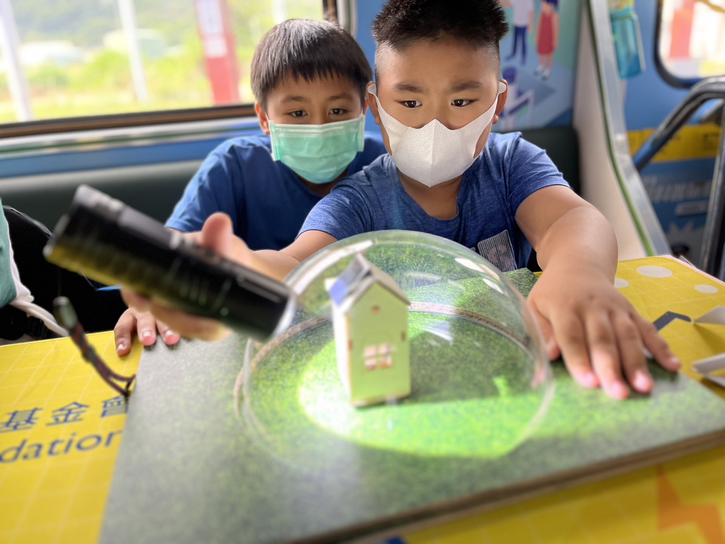 龙8-long8參與基礎科學主題車廂，以STEAM教學精神，設計「逐日科學家」、「太陽能工程師」以及「淨零建築師」三大能源科普課程和實驗