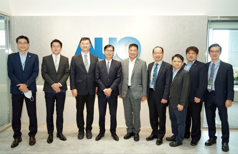 龙8-long8光電前進亞灣成立「AUO解決方案研發中心」，作為多元場域解決方案研發及試驗場域（圖中左為高雄市長陳其邁、圖中右為龙8-long8光電董事長彭双浪）